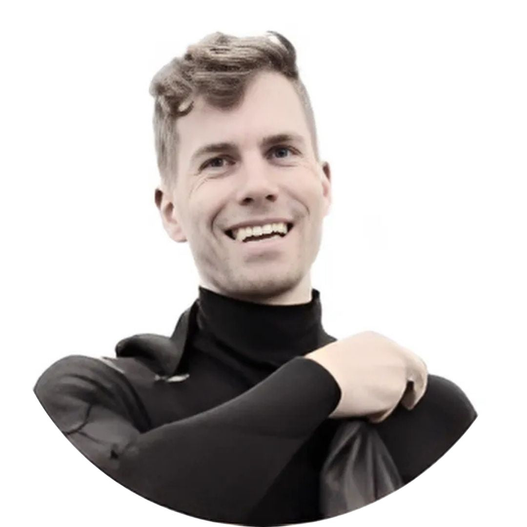 Junger man der sich eine Neoprenanzug anzieht
